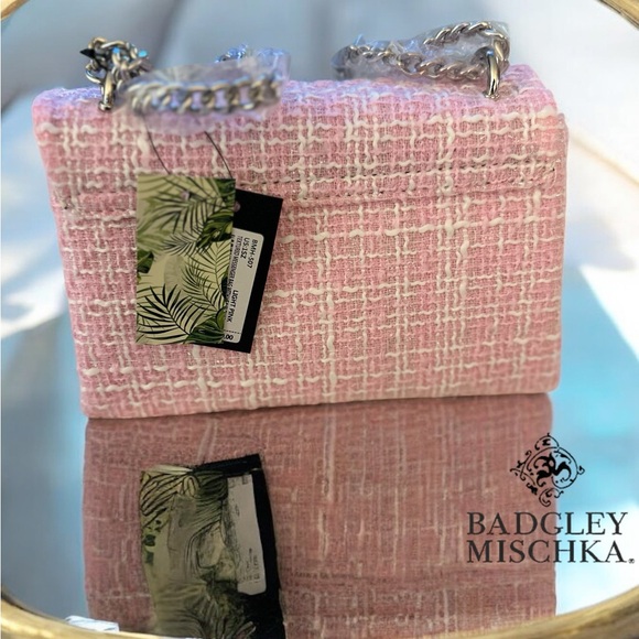 Badgley Mischka pink textured messenger bag with silver chain strap - Picture 6 of 11